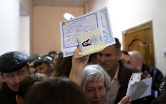 Жители Крыма в очереди на подачу заявок на российские паспорта, март 2014 года