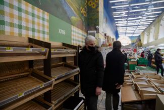 Пустые полки в хлебном отделе магазина в Киеве. 25 февраля 2022 года 