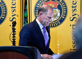 Президент Университета Миссури Тим Вулф после объявления о том, что он уходит в отставку, 9 ноября 2015 года