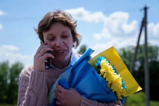 Украинка звонит семье после возвращения из российского плена. Она — одна из четырех освобожденных мирных жителей