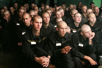 Заключенные Ленинск-Кузнецкой воспитательной колонии смотрят фильм «Фартовый». Кемеровская область, 2006 год