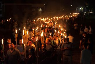 Участники расистского марша «Объединим правых» в Шарлотсвилле, закончившегося беспорядками. Виргиния, 11 августа