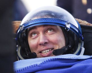 Космонавт Сергей Волков вскоре после приземления, 22 ноября 2011 года