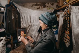 Из разрушенной квартиры 70-летней Светлане удалось забрать некоторые вещи, в том числе фотографии родных