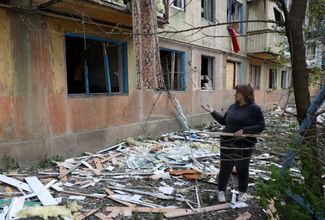 Жительница Селидова возле дома, поврежденного в результате обстрела российскими войсками в ночь на 14 апреля 2024 года