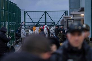 People cross the Polish-Ukrainian border on foot at the Medyka-Szeginie checkpoint. February 25, 2022.