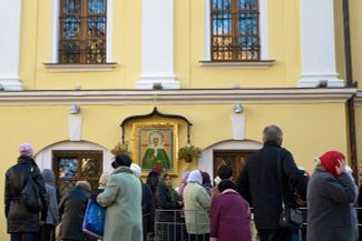 Паломники у иконы Святой Блаженной Матроны Московской в Покровском женском монастыре в Москве