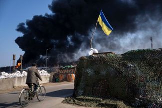 Черный дым от пожара на складе горючего украинской армии на окраине Киева после того, как в него попал российский снаряд