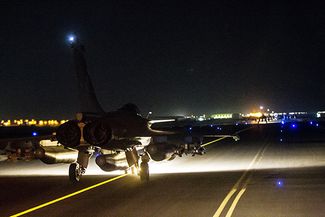 Французский истребитель взлетает с аэродрома в ОАЭ. 15 ноября 2015-го