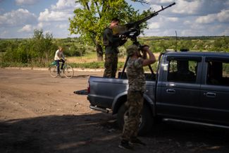 Местный житель проезжает на велосипеде мимо подразделения украинской армии по борьбе с беспилотниками на Авдеевском направлении. Украина, понедельник, 6 мая 2024 года