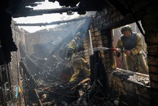 Пожарные в разрушенном доме в Макеевке. По данным главы аннексированного региона Дениса Пушилина, в результате обстрела города пострадал один человек. 