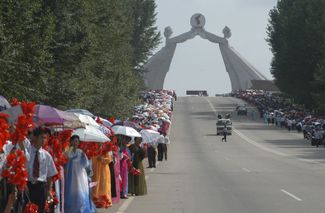 Празднование Дня освобождения возле Арки трех принципов объединения Родины, которую предложил снести Ким Чен Ын. 14 августа 2005 года