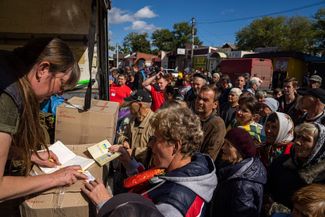 Жители освобожденного Изюма получают на почте посылки от родственников из других регионов Украины. Во время оккупации город был практически отрезан от остального мира<br>