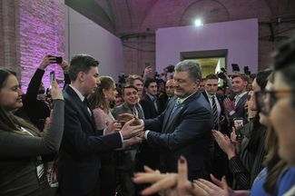 Петр Порошенко благодарит сторонников в своем штабе в день выборов