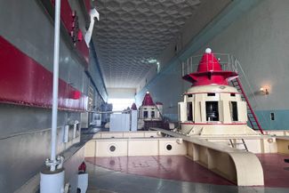 Машинный зал Каховской гидроэлектростанции