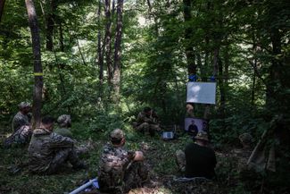 Инструкторы 93-й украинской бригады изучают основы ориентирования. Донецкая область, Украина, 21 мая 2024 года<br><br>