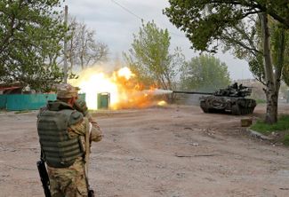 Бойцы пророссийских подразделений стреляют из танка у «Азовстали»