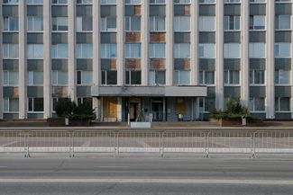 Следы обстрела на здании городской администрации, по которому 12 марта ударил украинский беспилотник. Пострадали четыре человека. Апрель 2024 года