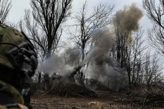 Российские артиллеристы наносят удар по украинским позициям в Донецкой области из гаубицы «Акация»