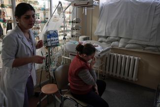 Медсестра и мать новорожденного ребенка в больнице «Охматдет» в Киеве