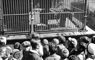 Экскурсанты у вольера с медведем. Старая территория Московского зоопарка. 1934 год