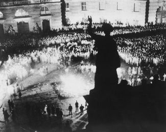 Массовое сожжение идеолонически неугодных нацистам книг на площади Опернплац в Берлине. Среди этих книг были в том числе книги, журналы и научные исследования гомосексуальности. 10 мая 1933 года