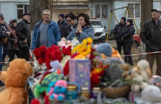 Игрушки и цветы у дома в Одессе, разрушенного ударом беспилотника, 3 марта 2024 года