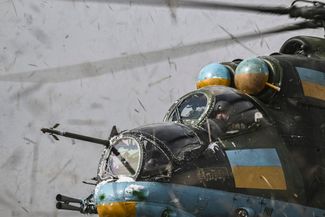 Экипаж ударного вертолета Ми-24 (его неофициальное название — «крокодил») готовится к вылету