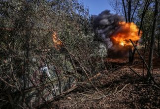 Момент удара ВСУ из замаскированной САУ M109 по российским позициям в Донецкой области
