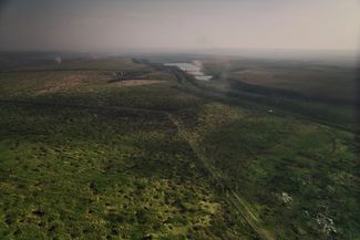 Поле, покрытое воронками от бомб