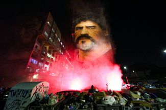 Портрет Марадоны на стене дома в Неаполе. В местном «Наполи» он провел семь лет своей карьеры