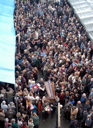 Церемония похорон погибших в результате теракта в Беслане, 6 сентября 2004 года