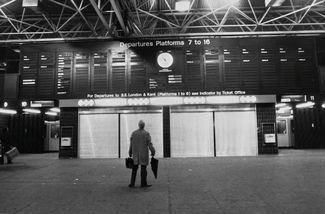 Пассажир на железнодорожной станции London Bridge изучает список поездов, отмененных по причине забастовки в январе 1979 года. Из-за высокой инфляции страна погрузилась в очередной политический кризис, и на выборах в мае консерваторы с большим отрывом победили лейбористов. Это дало возможность новому премьеру Маргарет Тэтчер начать радикальные преобразования экономики и общества
