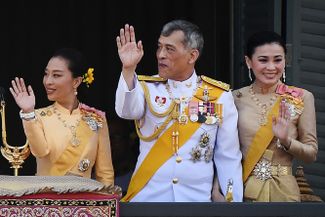 Король Таиланда Маха Вачиралонгкорн, королева Сутида (справа) и его единственная дочь Баджракитиябха