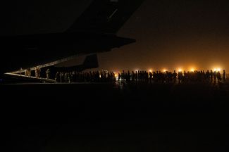 Эвакуация на военных самолетах из аэропорта Кабула. 20 августа 2021 года