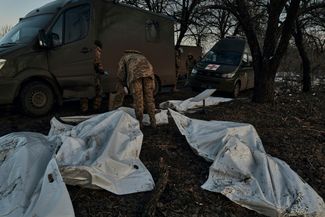Украинские военные медики укрывают тела погибших бойцов ВСУ