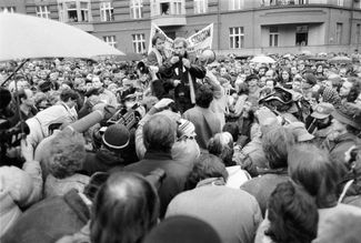Вацлав Гавел на первом разрешенном митинге чехословацкой оппозиции. 10 декабря 1988 года
