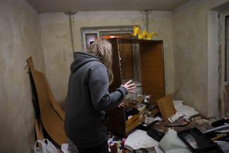 19-летняя Лилия в своей комнате после обстрела Константиновки