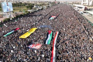 Акция протеста против авиаударов США и Великобритании по силам Хуситов в Йемене. Протестующие держат флаги Палестины, Йемена, а также символику «Хизбаллы» и группировок хуситов. Сана, Йемен, 12 января 2024 года
