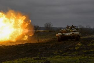 Бойцы ВСУ ведут огонь во время учебной стрельбы