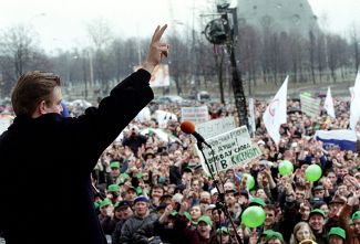 Главный редактор НТВ Евгений Киселев на митинге в поддержку НТВ в Останкино. 7 апреля 2001 года.