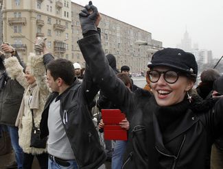 Ксения Собчак и Илья Яшин на протестной акции «Белое кольцо». Москва, 26 февраля 2012 года