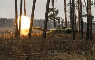 Российские военнослужащие ведут огонь из танка Т-80