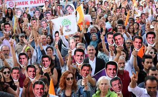 Демонстрация в поддержку турецкого оппозиционного политика Селахаттина Демирташа в Анкаре, 19 июня 2018 года