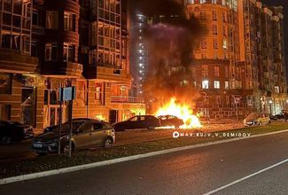 Пожар и поврежденные дома после атаки украинских беспилотников в Белгороде, 25 октября 2026 года