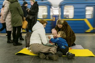 Люди укрываются на станции метро во время ракетного обстрела Киева