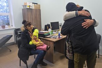 Игорь Дударь встречается с главврачом поликлиники в Чернобаевке