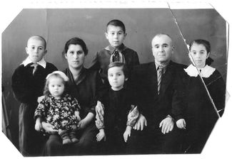 Арутюн Нароян с женой и детьми. 1957 год