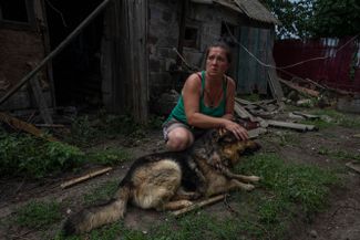 Жительница Покровска закрывает своей раненой собаке глаза и уши во время ракетного обстрела. После российской атаки в Покровске есть погибшие и раненые, повреждены 16 жилых домов