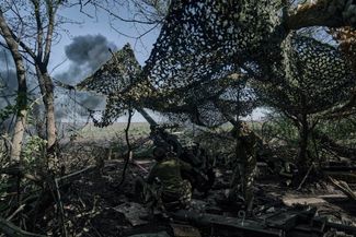 Бойцы ВСУ ведут огонь по российским позициям рядом с Бахмутом — городом Донецкой области, бои за который продолжаются с лета 2022 года